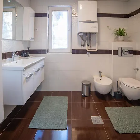 Bright & Spacious In Main Zone *