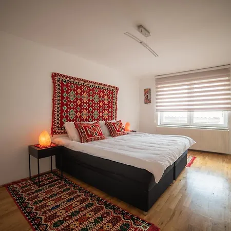 Bright & Spacious In Main Zone דירה *