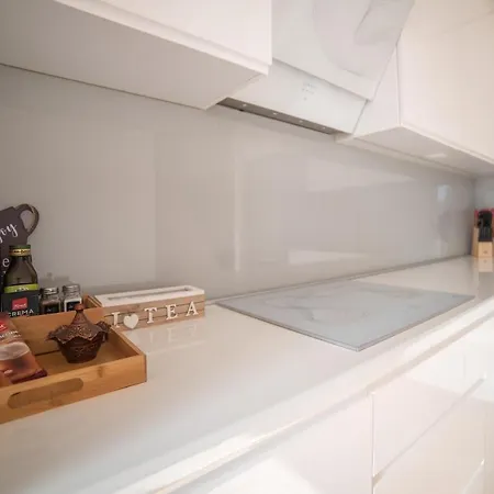 Bright & Spacious In Main Zone Apartment *