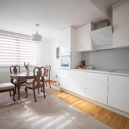 Bright & Spacious In Main Zone *