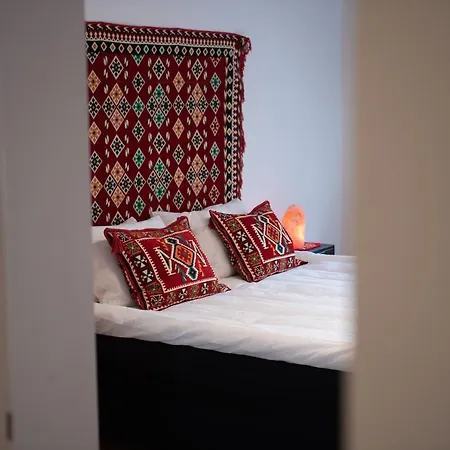 Bright & Spacious In Main Zone Apartament