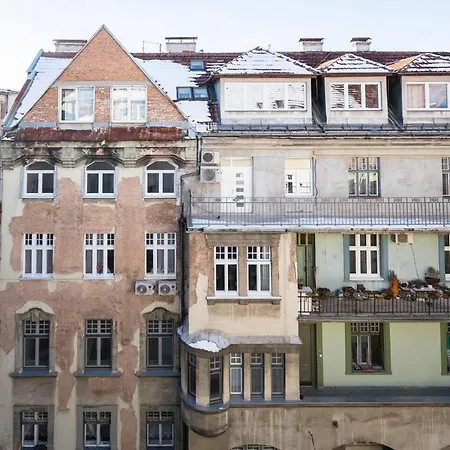 Bright & Spacious In Main Zone Apartment