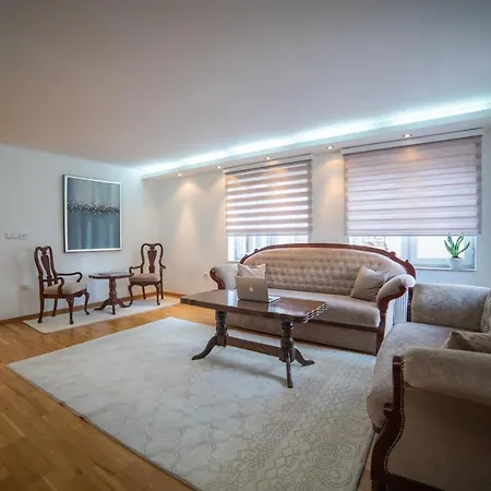 דירה Bright & Spacious In Main Zone