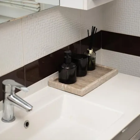 Bright & Spacious In Main Zone דירה *