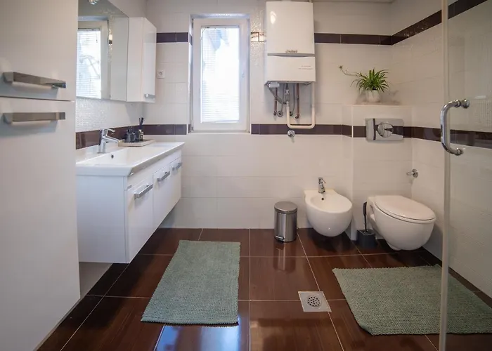 Bright & Spacious In Main Zone *