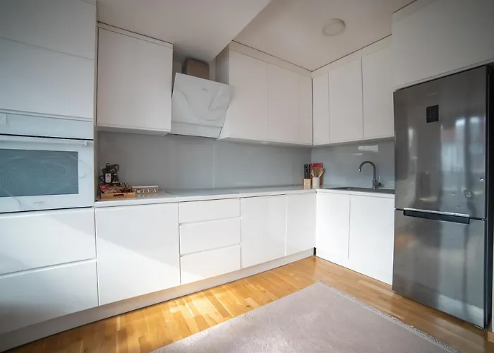 아파트 Bright & Spacious In Main Zone *