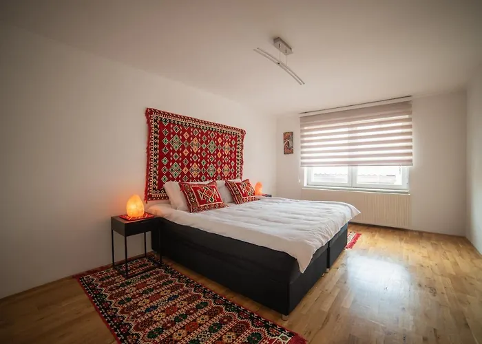 Bright & Spacious In Main Zone 아파트 *