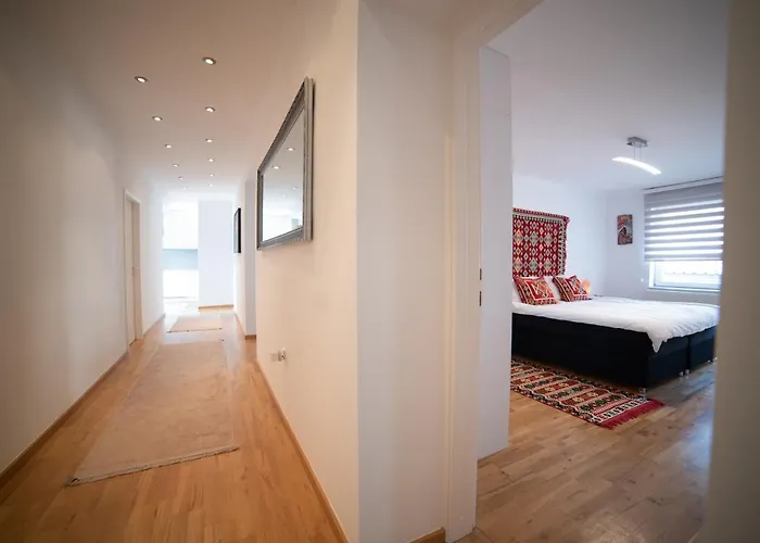 Bright & Spacious In Main Zone 아파트 *