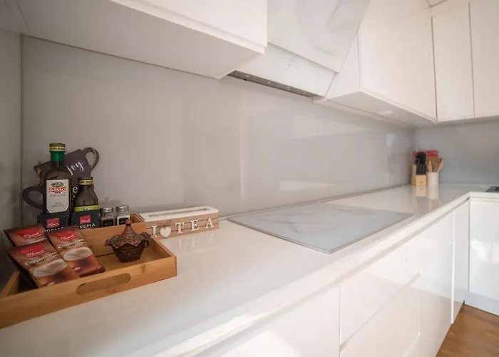 Bright & Spacious In Main Zone 아파트 *