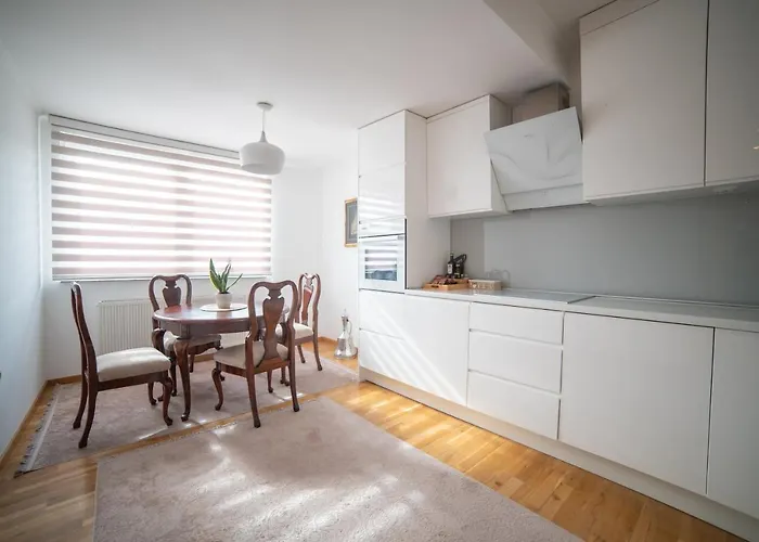 Bright & Spacious In Main Zone *