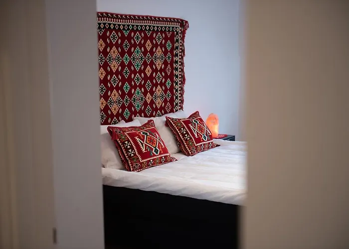 Bright & Spacious In Main Zone 아파트