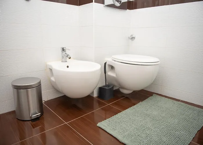 Bright & Spacious In Main Zone 아파트 *