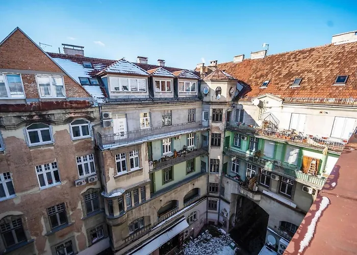 아파트 Bright & Spacious In Main Zone *