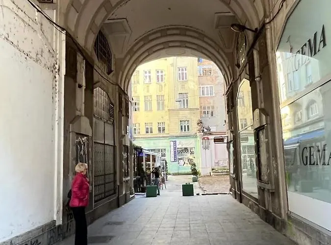 Bright & Spacious In Main Zone *