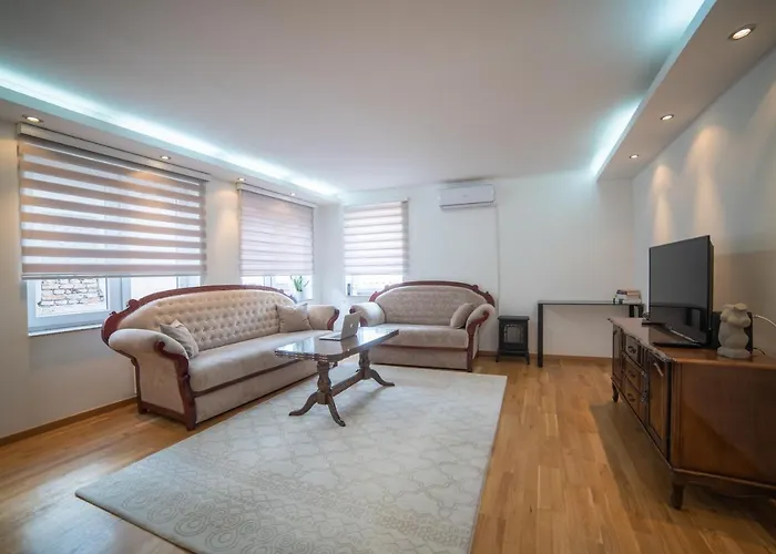 Bright & Spacious In Main Zone 아파트