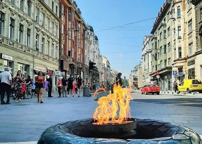 Bright & Spacious In Main Zone 아파트 *