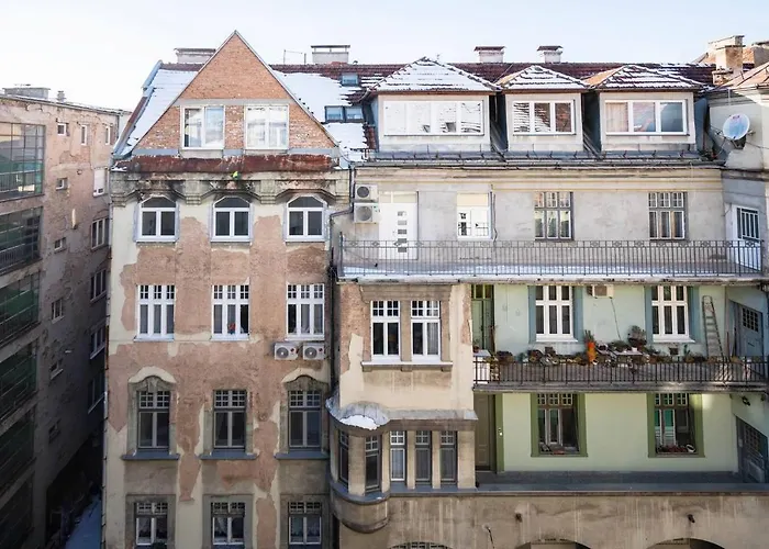 Bright & Spacious In Main Zone 아파트