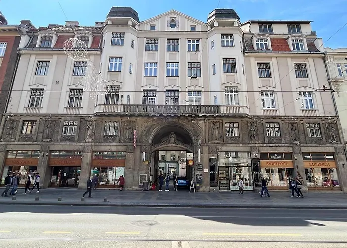 Bright & Spacious In Main Zone *