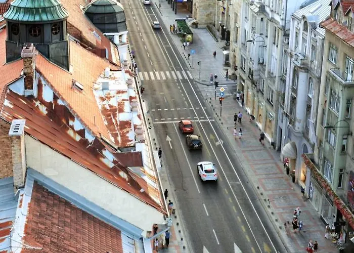 Bright & Spacious In Main Zone 아파트 *