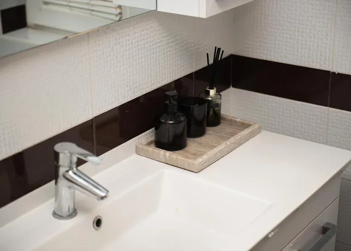 Bright & Spacious In Main Zone 아파트 *