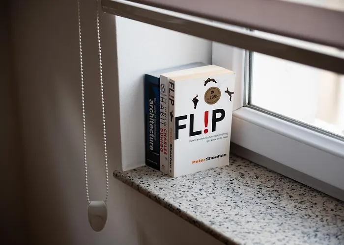 Bright & Spacious In Main Zone 아파트